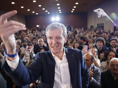 El candidato Popular a la Xunta, Alfonso Rueda, saluda a militantes tras resultar ganador de las elecciones gallegas este domingo, en Santiago.