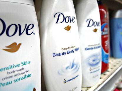 Botes de jab&oacute;n Dove, uno de los productos de Unilever, en un supermercado.