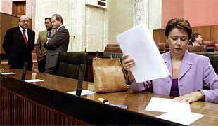 Magdalena Álvarez, en primer término, en la sesión de ayer del pleno del Parlamento andaluz.