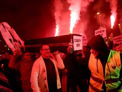 Taxistas se manifiestan en la estación de Sants contra Uber y Cabify.