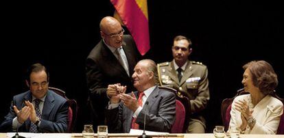 El rey Juan Carlos, en el acto celebrado en Real Teatro de las Cortes de San Fernando acompañado de José Bono (derecha), Javier Rojo (centro) y la reina Sofía.