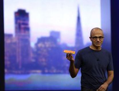 Satya Nadella, consejero delegado de Microsoft, con un m&oacute;vil Nokia Lumia presentando el nuevo Windows Phone 8.1.