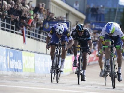 Mathew Hayman (d) entrando ganador en la Paris-Roubaix.