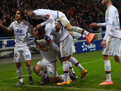 Los jugadores del Olympique celebran el gol con Darder. 