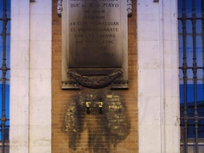 Fachada de la Real Casa de Correos vandalizada.