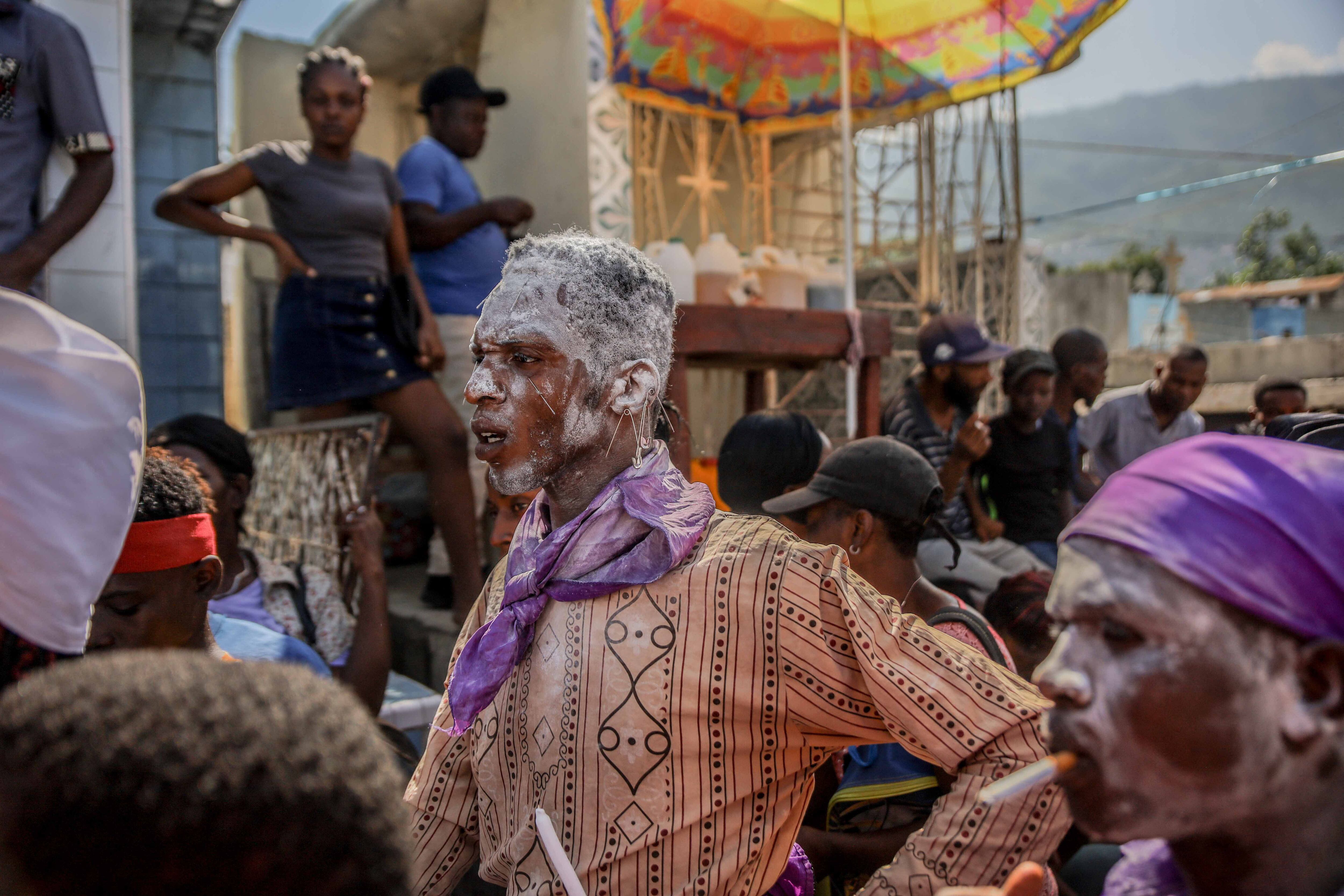 En Haití, las procesiones van camino de los cementerios, siendo la más tumultuosa es la se dirige al de la capital, Puerto Príncipe. 