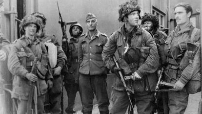 Paracaidistas británicos durante la operación Market- Garden con un prisionero alemán. 