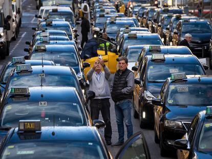 Protesta de los taxistas este lunes en Barcelona convocada por STAC y Élite Taxi.