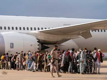 Refugiados agfanos desembarcan en la base aérea de Torrejón de Ardoz (Madrid), este lunes.