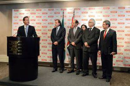 Fotografía cedida que muestra al primer ministro británico, David Cameron (i), junto al presidente de la Federación de las Industrias del Estado de Sao Paulo (Fiesp), Paulo Skaf (c), durante un encuentro empresarial en la sede de la Fiesp en Sao Paulo.