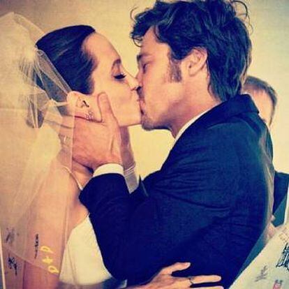 Angelina Jolie y Brad Pitt en una de las fotografías que compartieron del día de su boda.