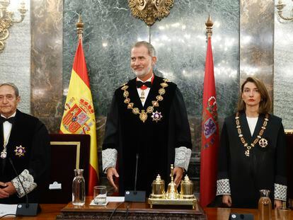 Desde la izquierda, el presidente interino del Tribunal Supremo Francisco, Marín Castán, el rey Felipe VI, y la ministra de Justicia en funciones, Pilar Llop, este jueves en la sede del Tribunal Supremo en Madrid.