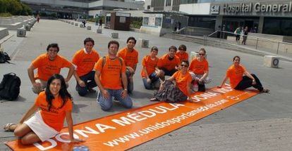 Irene Alonso, a la izquierda, junto a integrantes de Unidos por la Médula.