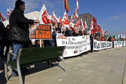 Unos doscientos delegados sindicales de los trabajadores del Banco Ceiss se concentran ante las Cortes de Castilla y León para mostrar su rechazo a los 1.500 despidos en esta entidad. EFE/Archivo