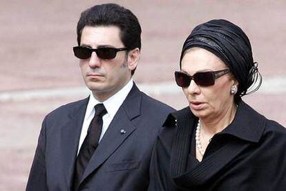 Alireza Pahlevi y su madre, Farah Diba, en 2005 en el entierro de Rainiero de Mónaco.