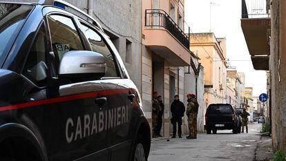 Los carabinieri custodian la entrada de un tercer domicilio usado por Messina Denaro en Campobello di Mazara.