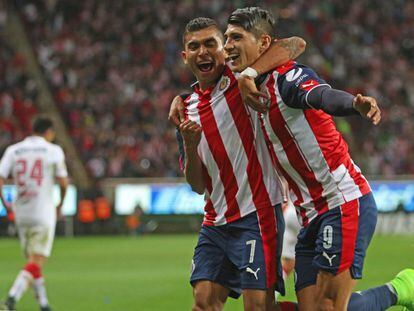 Orbelín Pineda y Alan Pulido celebran un gol en el torneo de liga