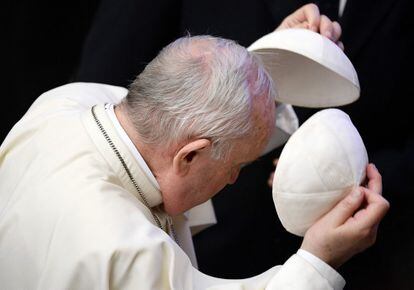 El Papa Francisco se cambia el gorro durante la audiencia general en el Aula Pablo VI del Vaticano, este miércoles.