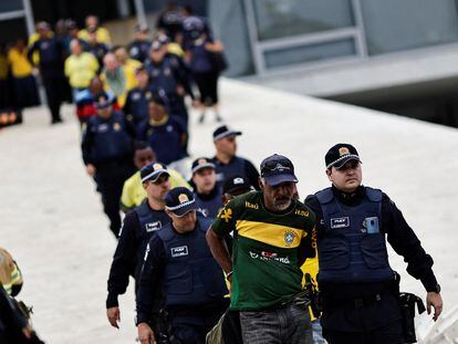 Un seguidor de Bolsonaro es detenido por la policía el 8 de enero de este año.