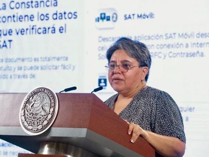 Raquel Buenrostro, jefa del Sistema de Administración Tributaria (SAT), durante una conferencia de prensa en Palacio Nacional, el 8 de julio de 2022.