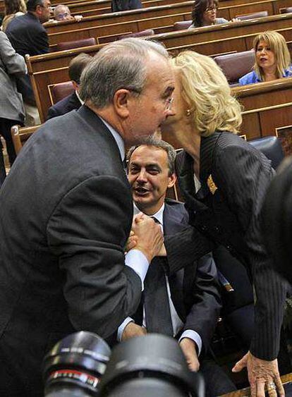 Pedro Solbes y su sucesora, Elena Salgado, se saludan junto al escaño de Rodríguez Zapatero.