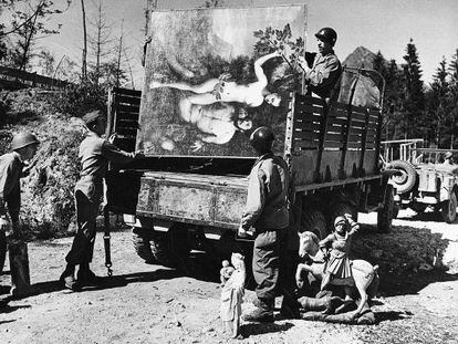 Soldados aliados recuperan obras de arte robadas y escondidas por Hermann Göring en una cueva de los Alpes en 1945.