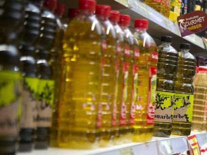 Varias botellas de aceite de oliva en un supermercado.