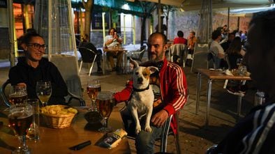 Terraza del restaurante Conache, en la plaza de San Ildefonso de Malasaña, el pasado 8 de .