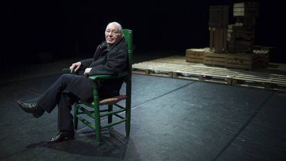Salvador Távora, en su sillón de dirigir en el teatro que lleva su nombre en Sevilla, en marzo de 2017.