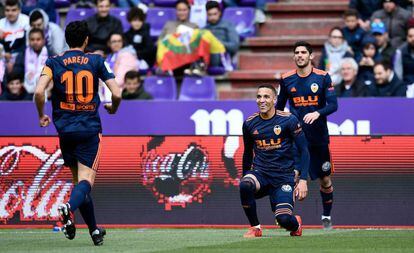 Rodrigo, de rodillas, celebra un gol del Valencia ante el Valladolid.