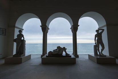 Una de las impresionantes vistas del mar desde el balcón del Museo de Maricel. En primer plano tres esculturas noucentistas.