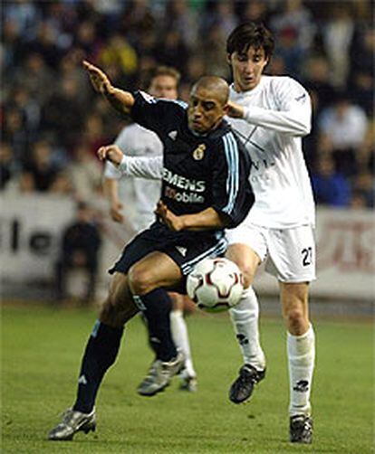 Roberto Carlos, del Real Madrid, y Redondo, del Albacete luchan por un balón.