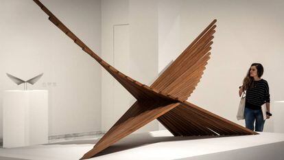 En la foto, una de sus famosas generatrices, 'Homenaje a Leonardo', de madera, realizada en 1971.