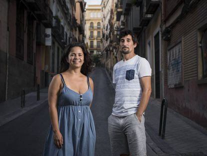 Los directores del documental Paola Rey y David Losada en una calle del barrio madrileño de Lavapiés.