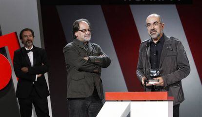 Josetxo Moreno, con el premio del p&uacute;blico del festival de San Sebasti&aacute;n 2013 para &#039;De tal padre, tal hijo&#039;, de Kore-eda. A su lado, Otilio Garc&iacute;a.