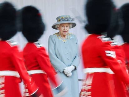 La reina Isabel II, durante el desfile militar en el castillo de Windsor.