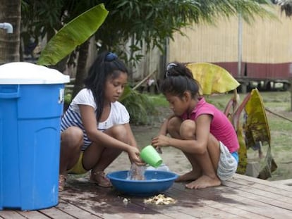 Dos niñas en Bena Gema, a las afueras de la ciudad de Pucallpa (Perú).