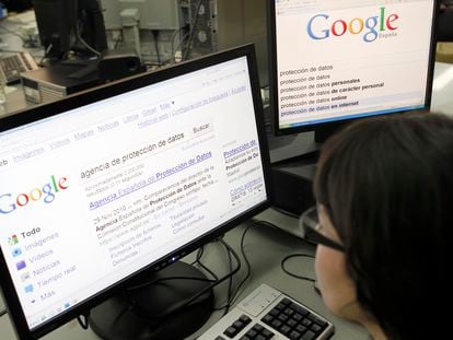 Una usuaria busca en Google una página sobre la agencia de protección de datos.