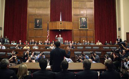 Tony Hayward presta juramento antes de ofrecer su testimonio en el Congreso estadounidense