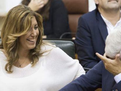 La presidenta andaluza, Susana D&iacute;az, y el vicepresidente, Manuel Jim&eacute;nez Barrios, bromean durante la sesi&oacute;n plenaria del Parlamento de Andaluc&iacute;a de este mi&eacute;rcoles en Sevilla. 