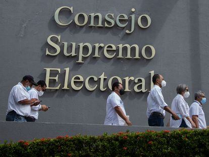 Miembros del partido Ciudadanos por la Libertad llegan al Consejo Supremo Electoral de Nicaragua, en mayo pasado.