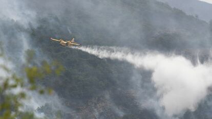 BOCA DE HUÉRGANO (LEÓN), 10/08/2022.- Medios aéreos trabajan en la extinción del incendio de Boca de Huérgano (León), que tiene una superficie aproximada de 900 hectáreas arboladas afectadas y presenta un perímetro de unos 20 kilómetros. EFE/J.Casares