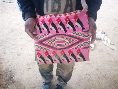A resident of La Puntana shows an everyday yica woven from wool.