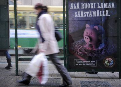 Un cartel insta a los finlandeses a consumir, en Helsinki en 2009.