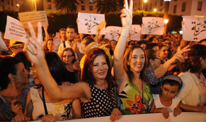 Ciudadanos marroquíes se manifestaron el lunes 6 de julio en Rabat contra el arresto de dos mujeres que enfrentan cargos de "indecencia".