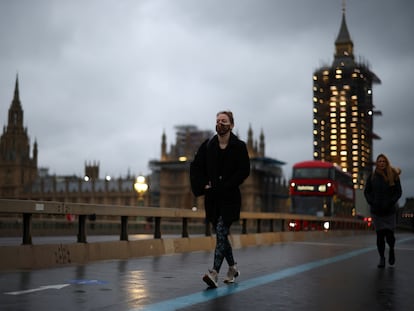 Viandantes en el puente de Westminster, en Londres, este miércoles.