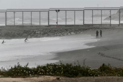 Dos jóvenes migrantes han llegado a la playa del Tarajal después de salir a nado desde la ciudad marroquí de Castillejos, el 24 de abril de 2021, en Ceuta.