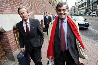 Jean Francois Theodore (derecha), consejero delegado de Euronext, acude a la reunión de accionistas en Amsterdam.