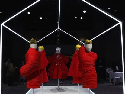 Plano general de la exposici&oacute;n de Rei Kawakubo, en Par&iacute;s.