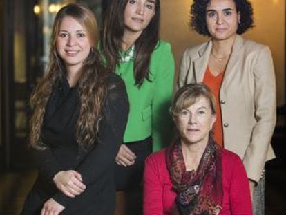 Janet Sanz (ICV), Rocío Martínez-Sampere (PSC), Joaquima Alemany, asseguda, (CiU) i Dolors Montserrat (PPC), a l’Ateneu Barcelonès.
